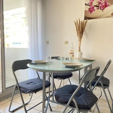 à 100 M De La Avec Parking