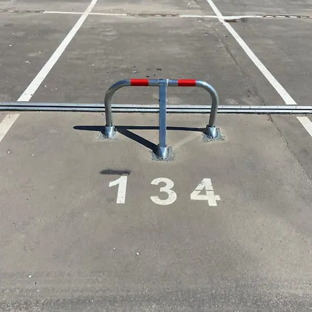 A 100 M De La Avec Parking Apartment